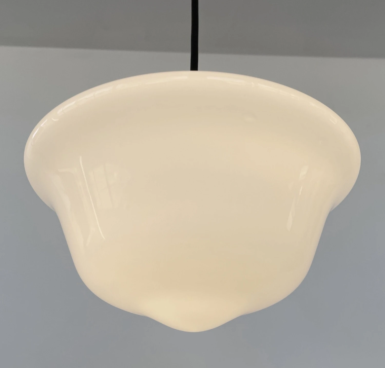 STYLISH MODERN SCHOOLHOUSE 1930s Globe Pendant Light 8 STYLISH MODERN SCHOOLHOUSE 1930s Globe Pendant Light - Image 6